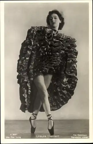 Ak Schauspielerin Ursula Deinert, Tanzpose, erhobener Rock, Portrait