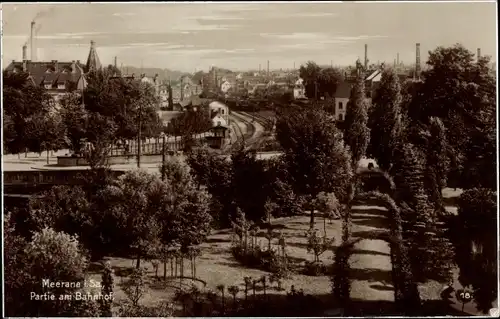 Ak Meerane in Sachsen, Partie am Bahnhof, Panorama vom Ort