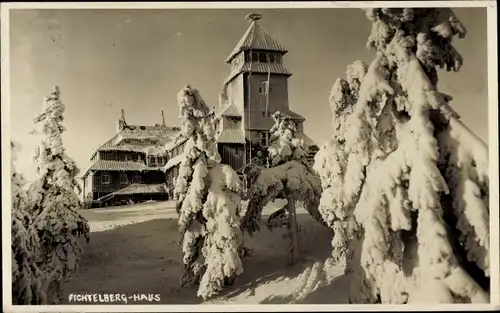 Ak Oberwiesenthal im Erzgebirge, Fichtelberg-Haus, Winteransicht