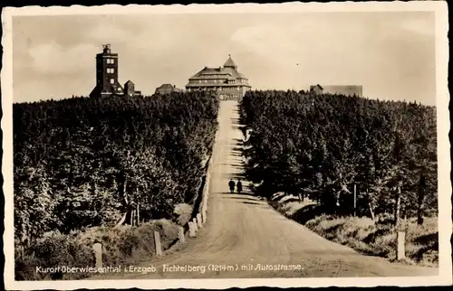 Ak Oberwiesenthal im Erzgebirge, Fichtelberg mit Autostraße, Höchtsgelegene Stadt Deutschlands