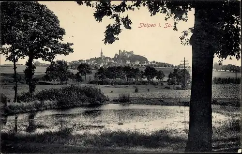 Ak Stolpen in Sachsen, Blick aus der Ferne, Gewässer, Felder, Kirchturm