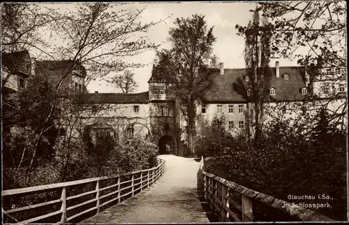 Ak Glauchau an der Zwickauer Mulde in Sachsen, Partie im Schlosspark, Brücke, Tor