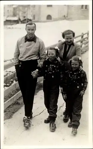 Ak Juliana der Niederlande, Prinz Bernhard, Beatrix, Irene, April 1947