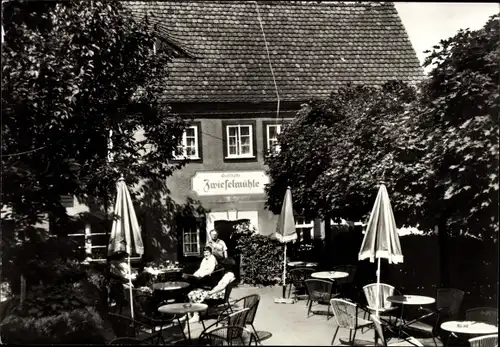 Ak Berggießhübel in Sachsen, Ferienheim Gaststätte Zwieselmühle, Partie an der Terrasse