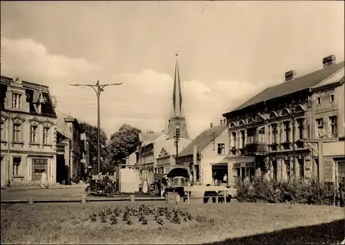 Ak Torgelow Mecklenburg, Blick auf die Clara Zetkin Straße, Kirchturm, Tankstelle