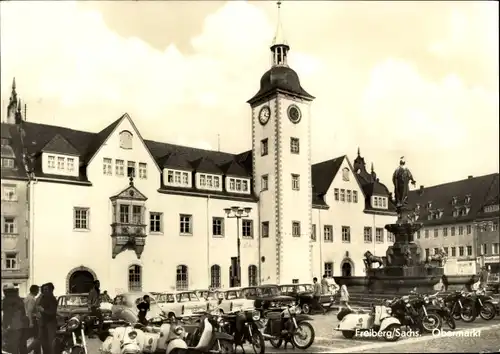 Ak Freiberg in Sachsen, Obermarkt, Parkplatz mit Fahrzeugen, Denkmal