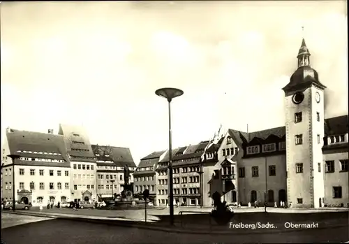 Ak Freiberg in Sachsen, Obermarkt, Turmuhr, Parkplatz, Brunnen