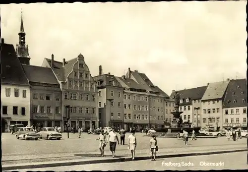 Ak Freiberg in Sachsen, Obermarkt, Parkplatz mit Fahrzeugen, Denkmal, Passanten