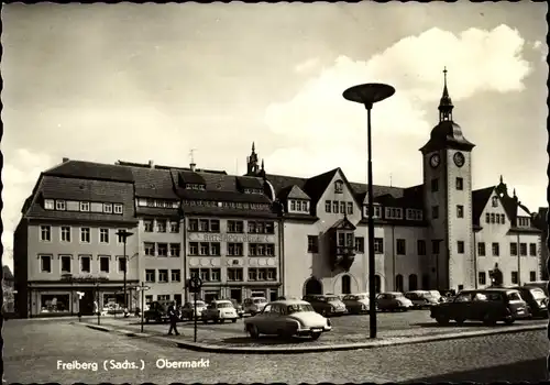 Ak Freiberg in Sachsen, Obermarkt, Parkplatz, Fahrzeuge, Turm mit Uhr