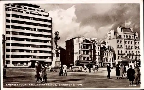 Ak Brighton and Hove East Sussex England, Embassy Court & Boundary Statue