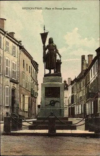 Ak Neufchâteau Lothringen Vogesen, Platz und Jeanne-d-Arc-Statue