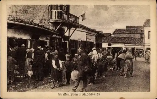 Ak Straßenleben in Mazedonien, Passanten, Häuser