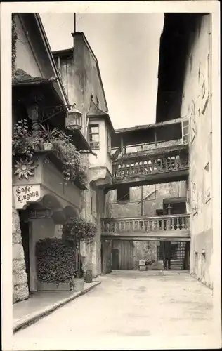 Ak Rattenberg in Tirol, Straßenpartie, Cafe Eingang, Brückengänge