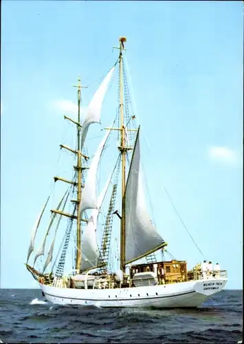 Ak Segelschulschiff Wilhelm Pieck auf dem Meer