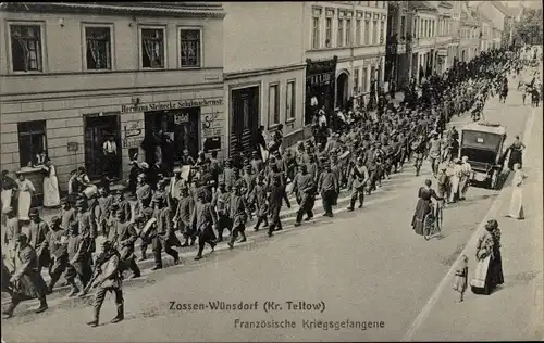 Ak Wünsdorf Zossen Brandenburg, Französische Kriegsgefangene auf dem Marsch zum Lager