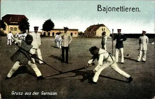 Ak Gruß aus der Garnison, Exerzierplatz, Soldaten beim Bajonettieren