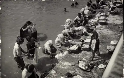 Foto Ak Indien ?, Personen waschen Wäsche am Flussufer