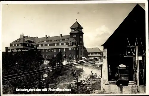 Ak Oberwiesenthal im Erzgebirge, Fichtelberg, Seilschwebebahn mit Fichtelberghaus