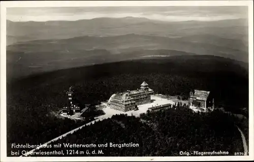 Ak Oberwiesenthal im Erzgebirge Sachsen, Fichtelberghaus, Wetterwarte, Bergstation, Fliegeraufnahme