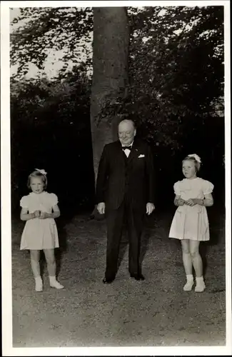 Ak Prinzessinnen Beatrix und Irene mit Winston Churchill, 1946