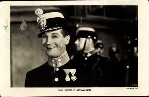 Ak Schauspieler und Sänger Maurice Chevalier, Portrait in Uniform