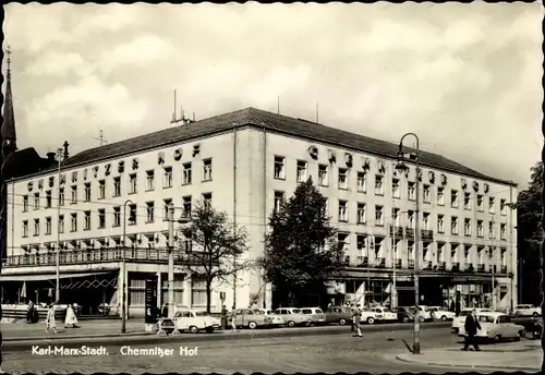 Ak Karl Marx Stadt Chemnitz in Sachsen, Chemnitzer Hof, Außenansicht, Passanten, Fahrzeuge