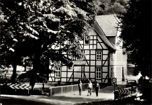 Ak Stolberg im Harz, Jugendherberge Thomas Müntzer, Passanten, Fachwerkhaus