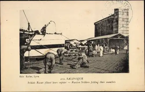 Ak Thessaloniki Griechenland, Soldats russes pliant leurs capotes