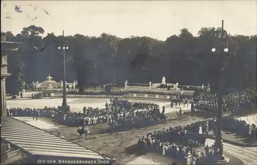 Ak Berlin, Vor dem Brandenburger Tor, Parade, Tiergarten