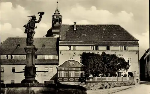 Ak Lauenstein Altenberg im Erzgebirge, Falkenbrunnen mit Fremdenhof Goldener Löwe