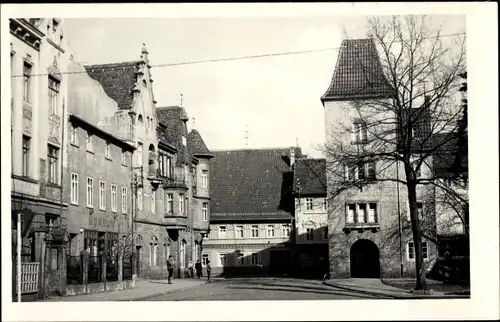 Foto Ak Kahla in Thüringen, Straßenpartie, Turm, Konsum