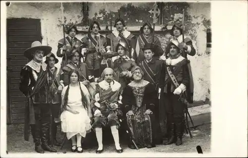 Foto Ak Gruppe in historischen Kostümen