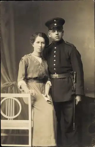 Foto Ak Deutscher Soldat in Uniform, Standportrait, Frau