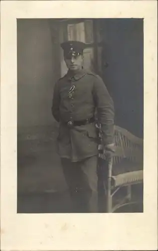 Foto Ak Deutscher Soldat in Uniform, Standportrait, Eisernes Kreuz