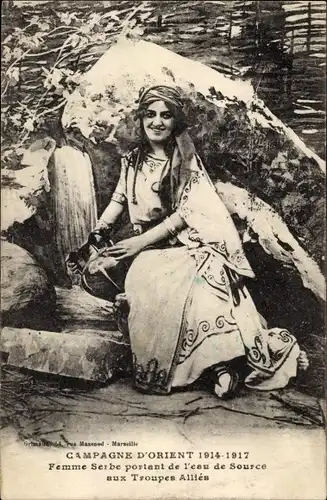Ak Campagne d'Orient 1914 à 1917, Femme Serbe portant de l'eau de Source