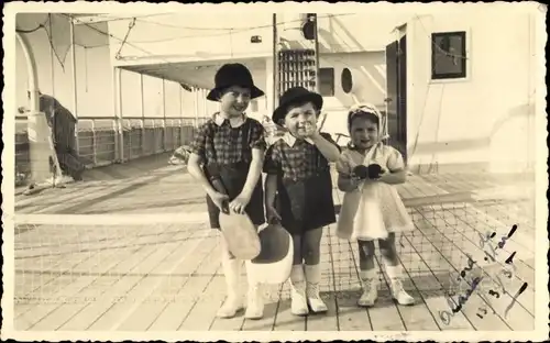 Foto Ak Drei Kinder an Deck eines Dampfers