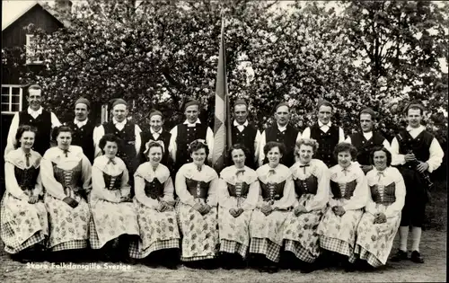 Ak Männer und Frauen in schwedischen Volkstrachten