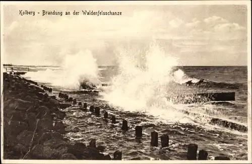 Ak Kołobrzeg Kolberg Pommern, Brandung an der Waldenfelsschanze