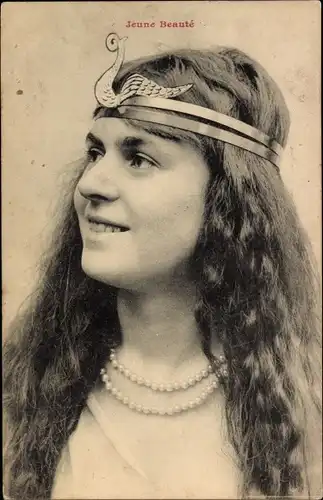 Ak Junge Frau mit Perlenkette und Kopfschmuck