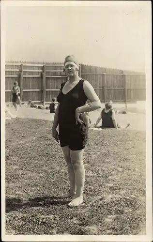 Foto Ak Frau im Badeanzug, Freibad, Zaun