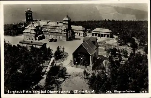 Ak Oberwiesenthal im Erzgebirge Sachsen, Berghaus Fichtelberg, Fliegeraufnahme