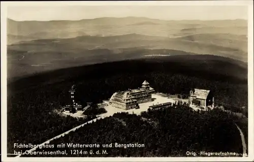 Ak Oberwiesenthal im Erzgebirge Sachsen, Fichtelberghaus, Wetterwarte, Bergstation, Fliegeraufnahme