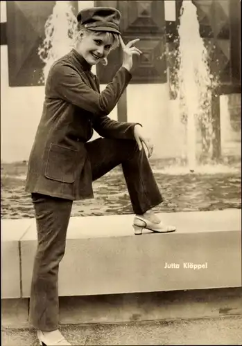 Ak Schauspielerin Jutta Klöppel, Brunnen, Film Hauptmann Florian von der Mühle