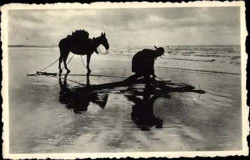 Ak La Panne Westflandern Belgien, Pecheur de crevettes, Garnalenvisscher, Krabbenfischer am Strand