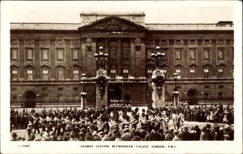 Ak City of Westminster London England, Buckingham Palace, Guards leaving