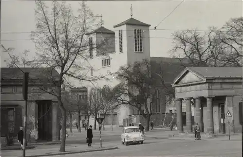 Foto Ak Naumburg an der Saale, Kirche, Auto, Passanten, Gebäude mit Säulen