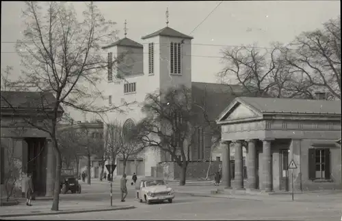 Foto Ak Naumburg an der Saale, Kirche, Auto, Passanten, Gebäude mit Säulen