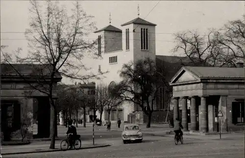 Foto Ak Naumburg an der Saale, Kirche, Auto, Passanten, Gebäude mit Säulen