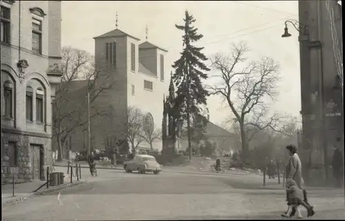 Foto Ak Naumburg an der Saale, Kirche, Auto, Passanten