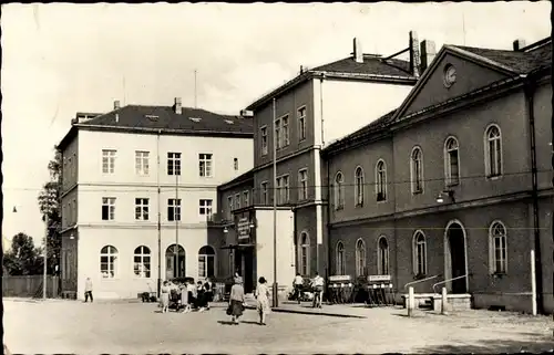 Ak Bischofswerda in Sachsen, Bahnhof, Außenansicht, Passanten